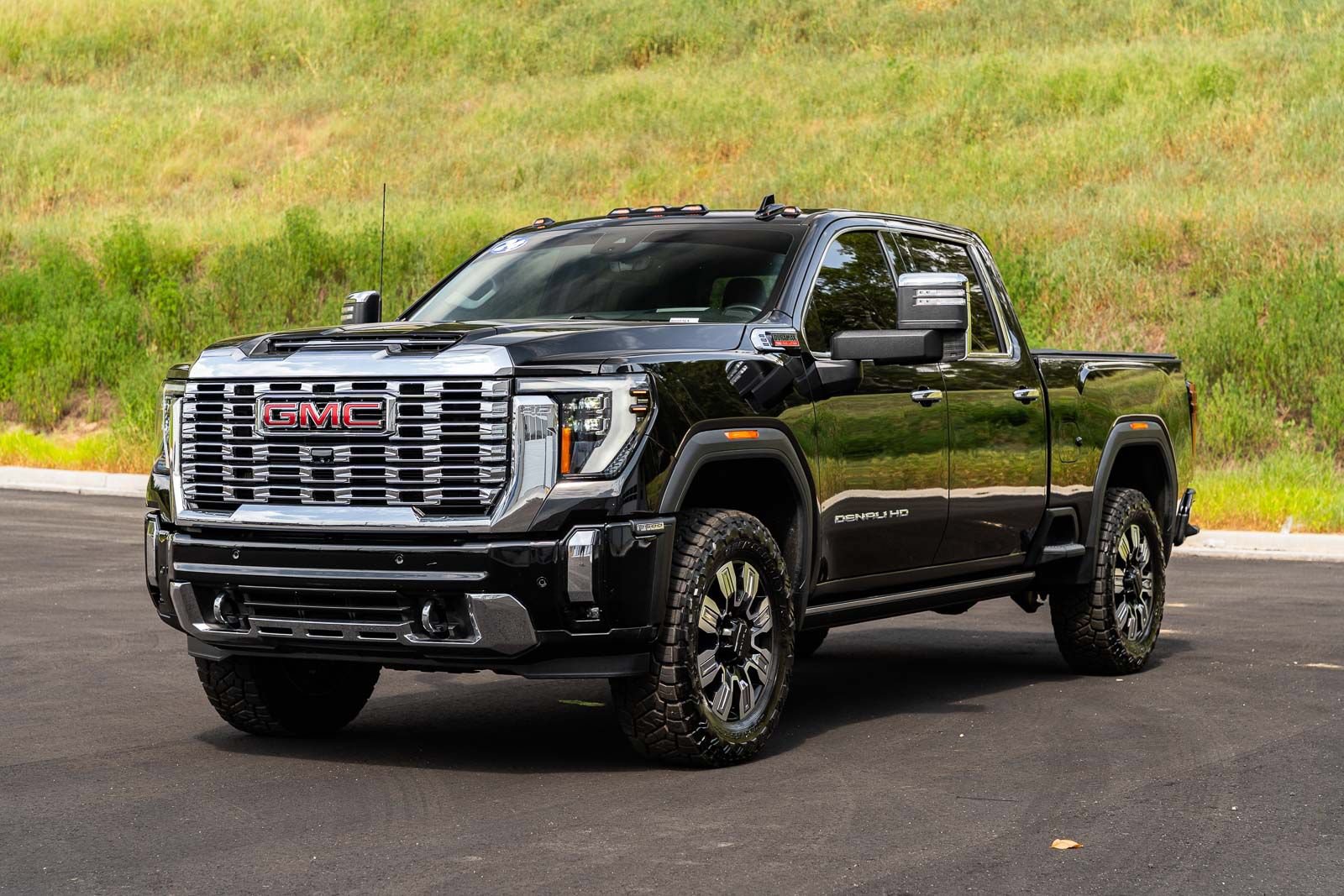 Used 2024 GMC Sierra 2500 Denali w/ Denali Reserve Package AWD/4WD image 3