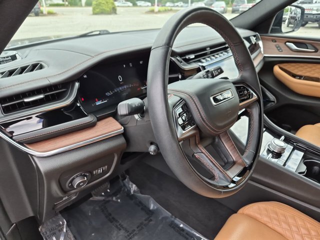 Used 2023 Jeep Grand Cherokee L Summit w/ Advanced Protech Group IV AWD/4WD image 17