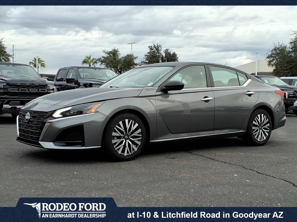 Used 2024 Nissan Altima 2.5 SV image 1