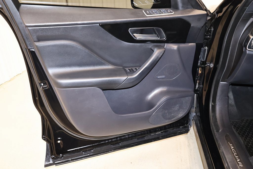 Used 2018 Jaguar F-PACE Premium image 14