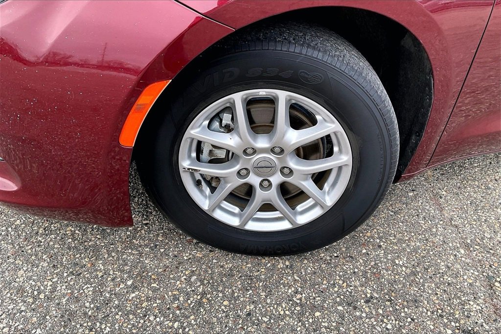 Used 2023 Chrysler Voyager LX image 4