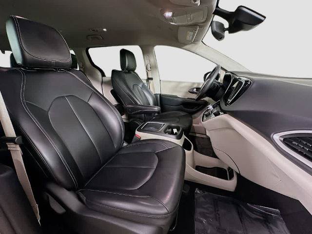 Used 2023 Chrysler Pacifica Touring-L FWD image 14