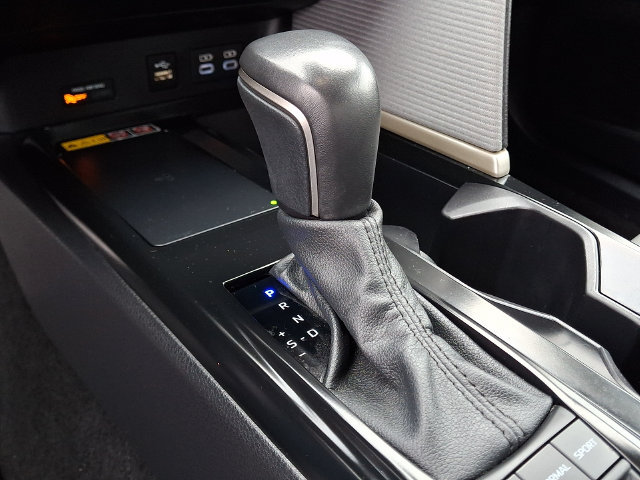 Used 2025 Toyota Camry SE w/ Convenience Package FWD image 15