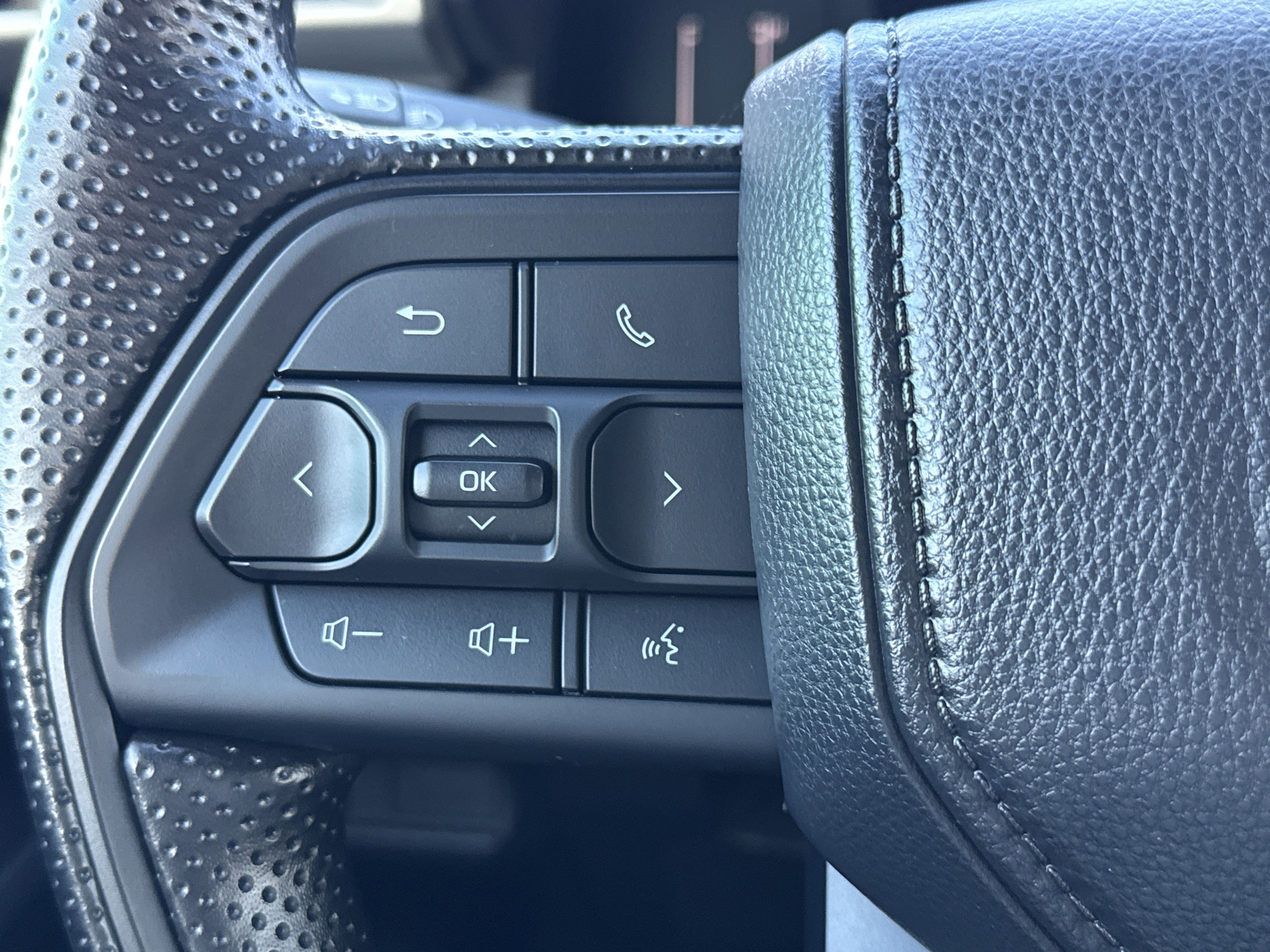 Used 2025 Toyota Tacoma SR image 18