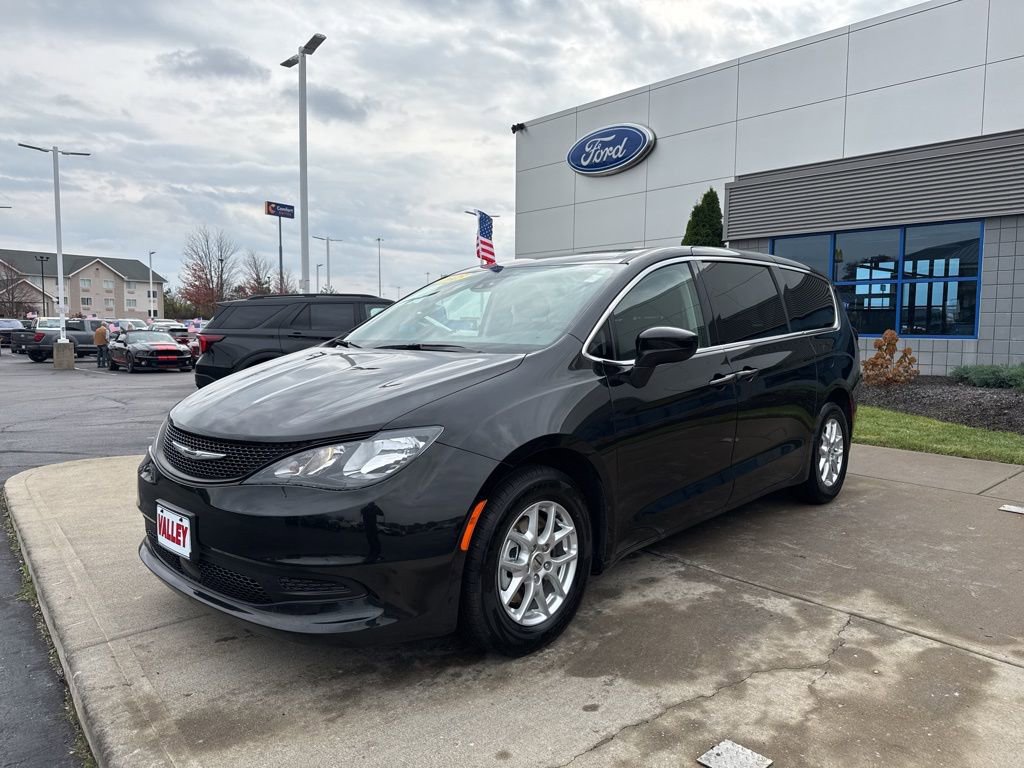 Used 2023 Chrysler Voyager LX image 2