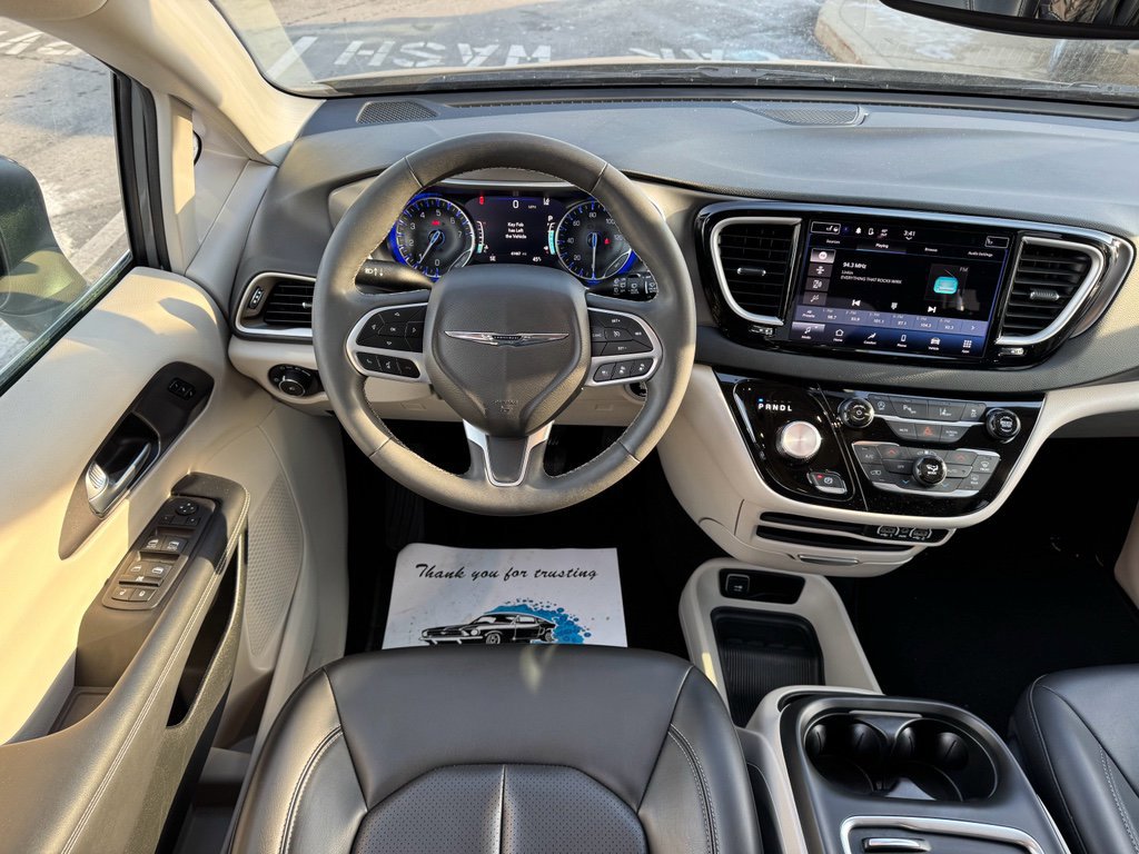 Used 2023 Chrysler Pacifica Touring-L image 25