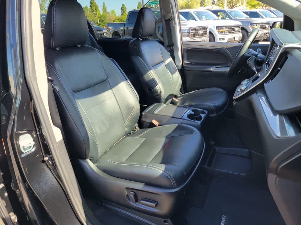 Used 2020 Toyota Sienna SE w/ Carpet Mat Package FWD image 16