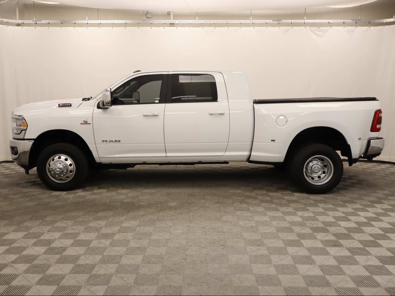 Used 2024 RAM 3500 Laramie AWD/4WD image 2