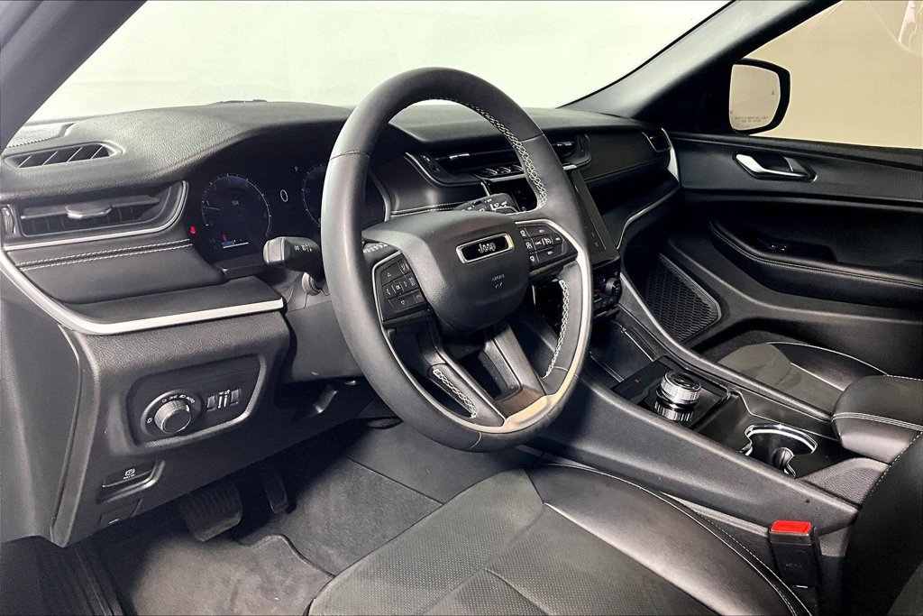 Used 2023 Jeep Grand Cherokee Altitude AWD/4WD image 13