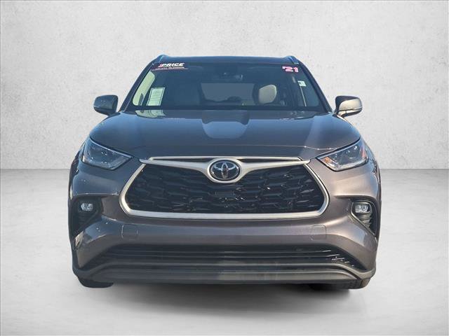 Used 2021 Toyota Highlander XLE AWD/4WD image 2