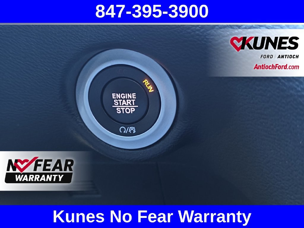 Used 2025 Chrysler Pacifica Select FWD image 33