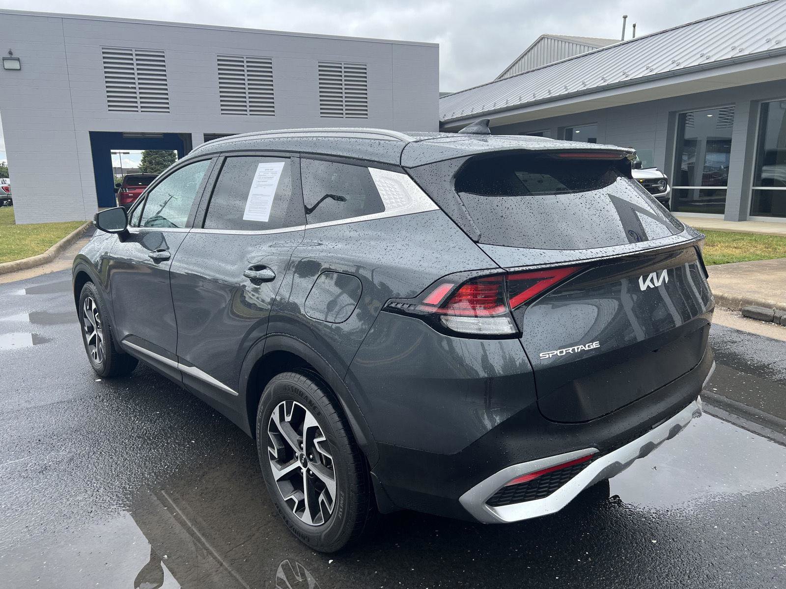 Used 2023 Kia Sportage EX AWD/4WD image 3