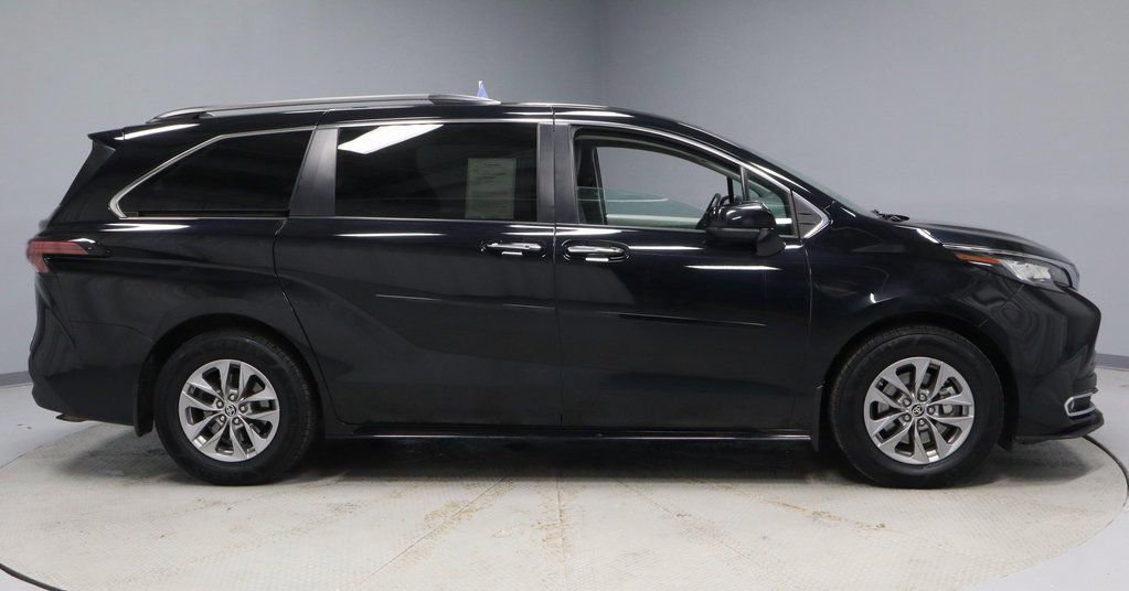Used 2022 Toyota Sienna XLE w/ XLE Plus Package image 6