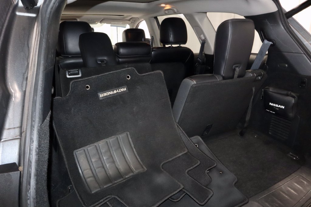 Used 2020 Nissan Pathfinder Platinum AWD/4WD image 16