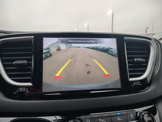 Used 2025 Chrysler Pacifica Select FWD image 4