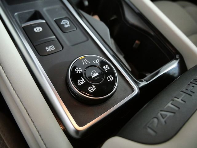 Used 2024 Nissan Pathfinder SV image 24