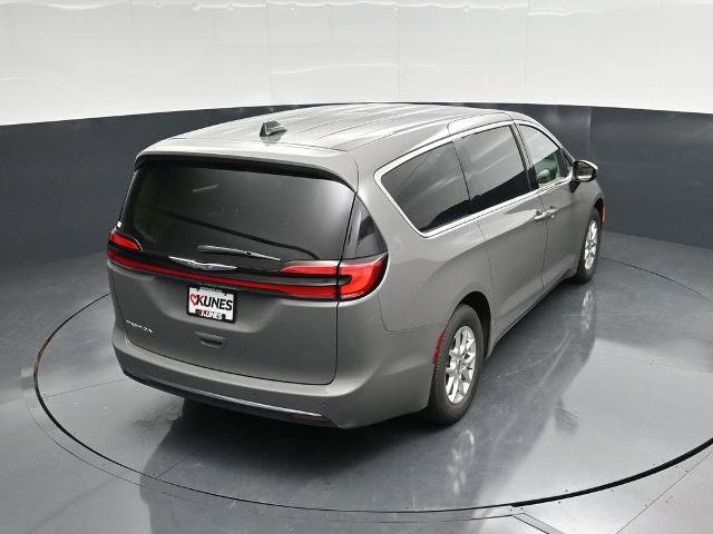 Used 2023 Chrysler Pacifica Touring-L image 40