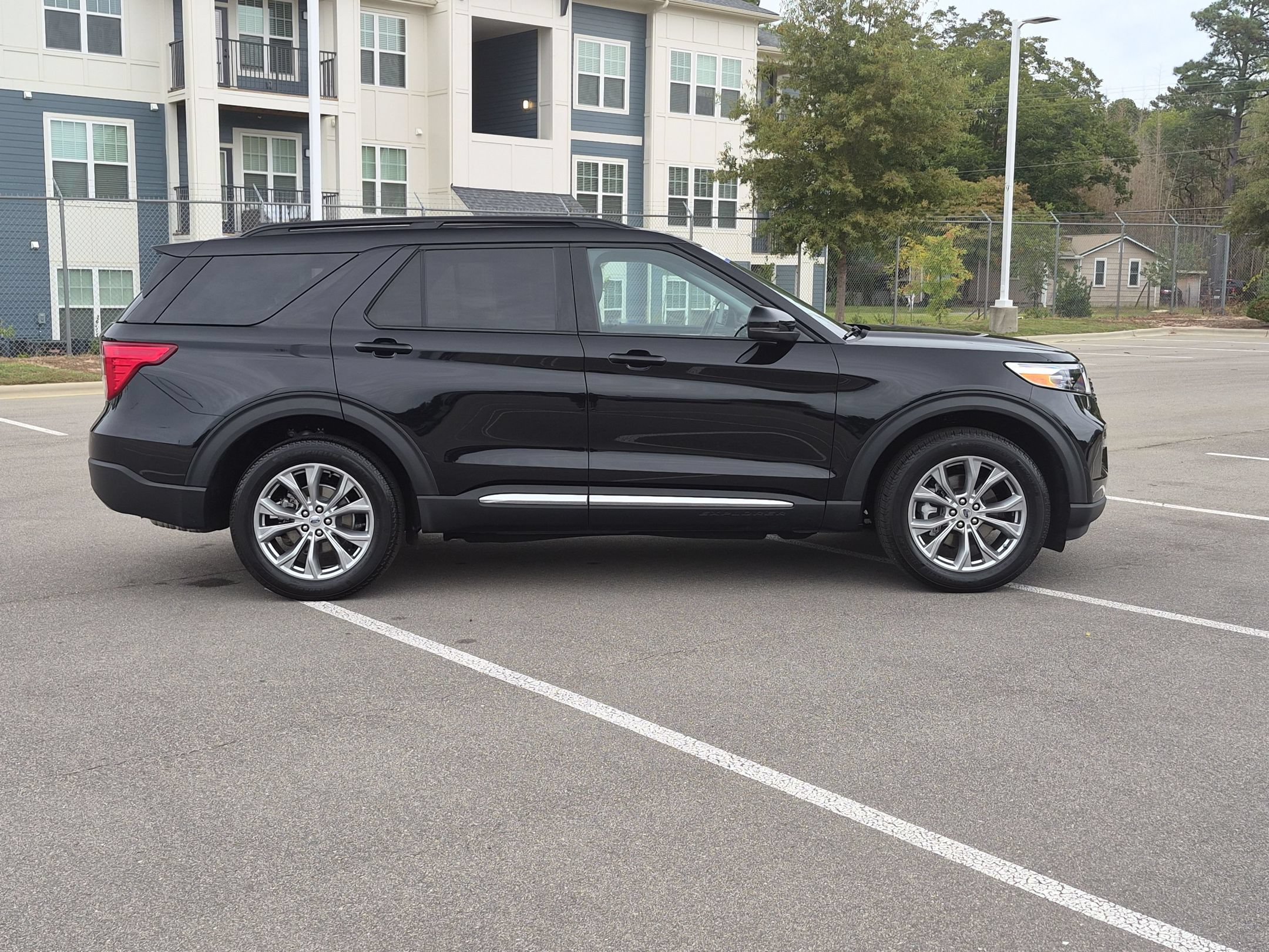 Certified 2024 Ford Explorer XLT w/ Equipment Group 202A AWD/4WD image 3