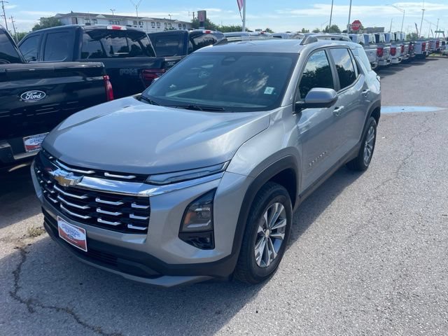Used 2025 Chevrolet Equinox LT w/ Convenience Package II AWD/4WD image 2