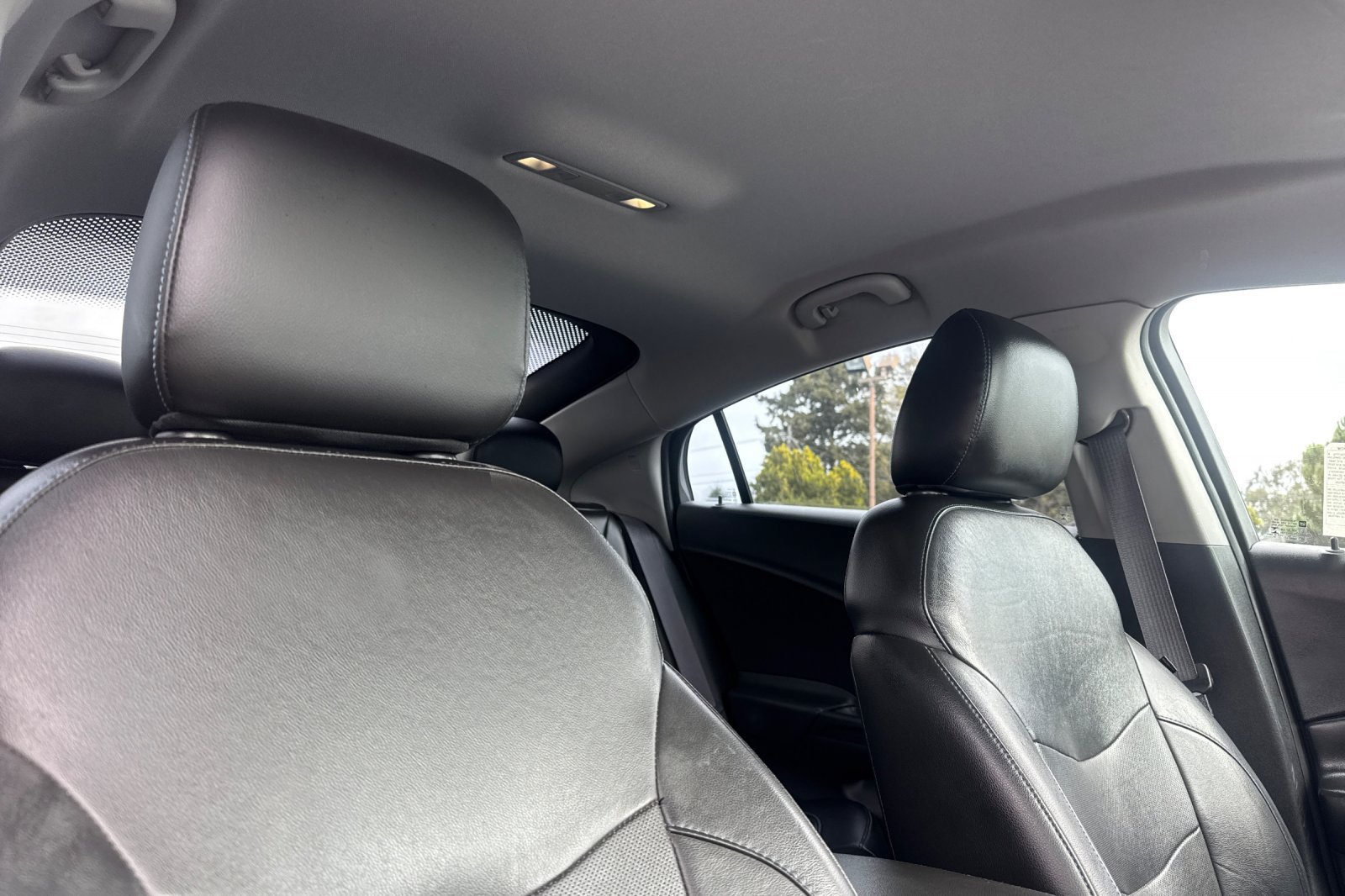 Used 2017 Chevrolet Volt Premier w/ Driver Confidence II Package FWD image 9