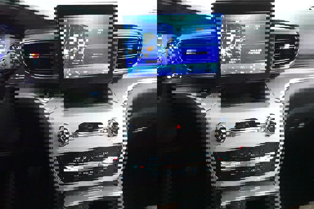 Certified 2023 Ford Explorer XLT w/ Equipment Group 202A image 15