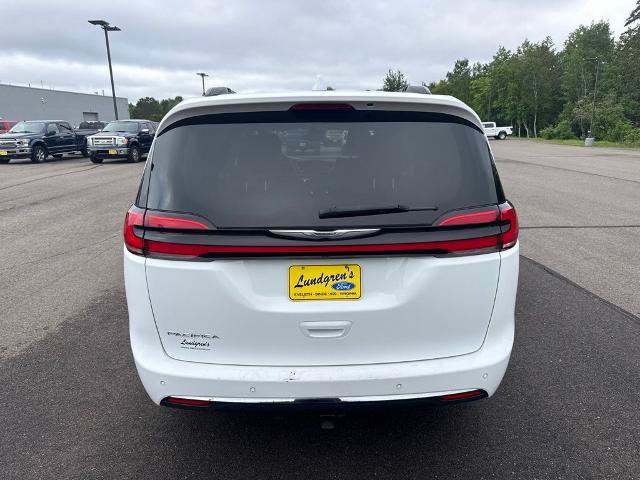 Used 2022 Chrysler Pacifica Touring-L FWD image 2