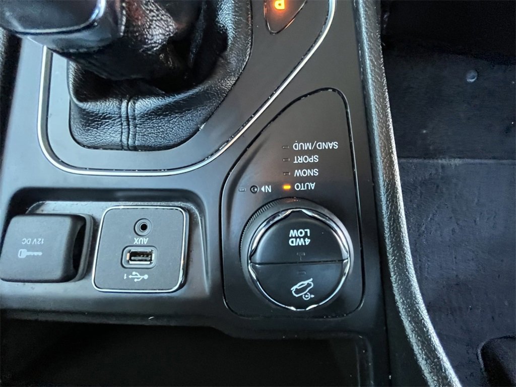 Used 2021 Jeep Cherokee Latitude Lux w/ Comfort/Convenience Group image 12