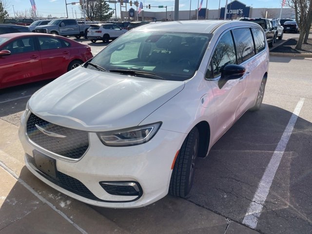 Used 2024 Chrysler Pacifica Select image 2