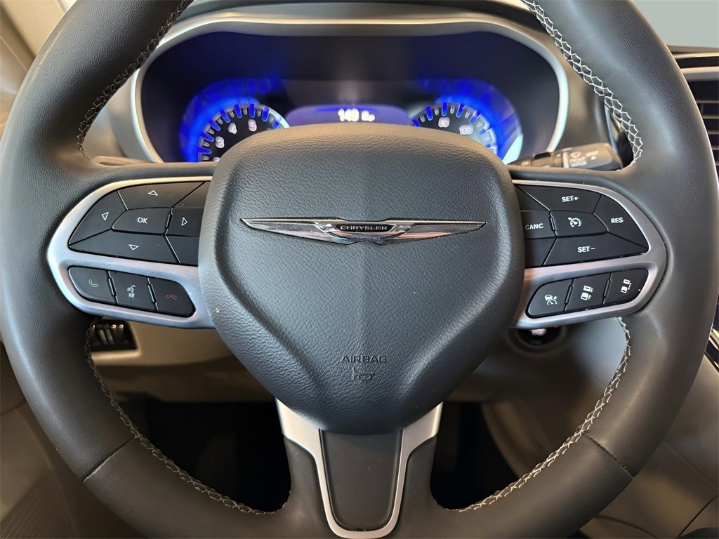 Used 2023 Chrysler Pacifica Touring-L image 21