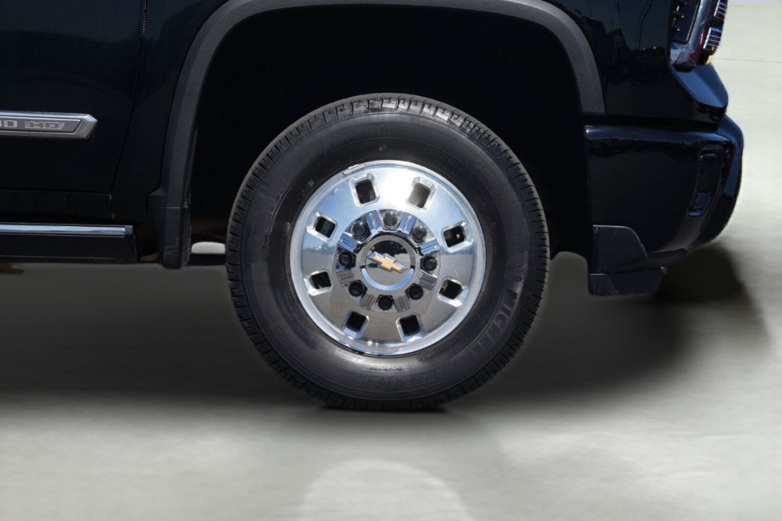Used 2024 Chevrolet Silverado 3500 High Country w/ High Country Premium Package AWD/4WD image 4
