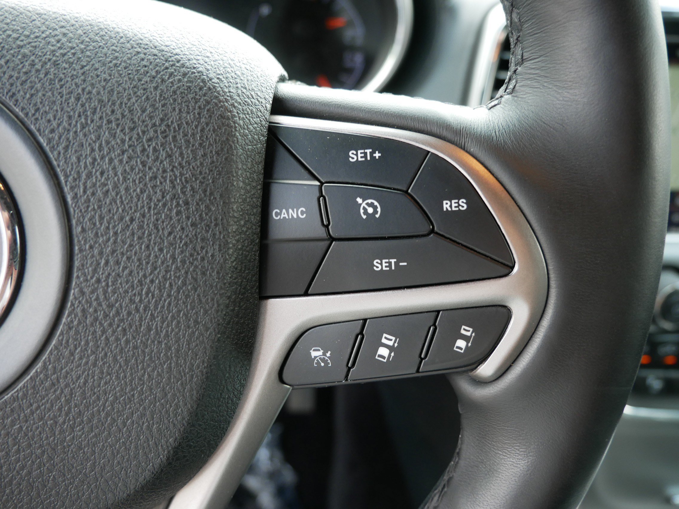 Used 2018 Jeep Grand Cherokee Overland w/ Jeep Active Safety Group AWD/4WD image 28