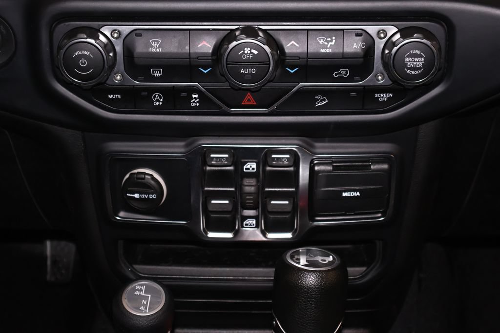Used 2019 Jeep Wrangler Unlimited Sahara w/ Uconnect 4C Nav & Sound Group AWD/4WD image 26