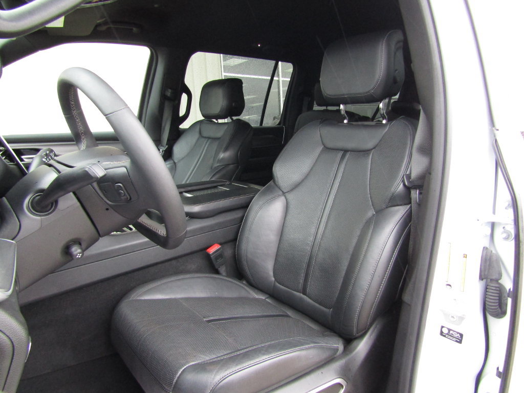 Used 2025 Jeep Wagoneer L Series II AWD/4WD image 25