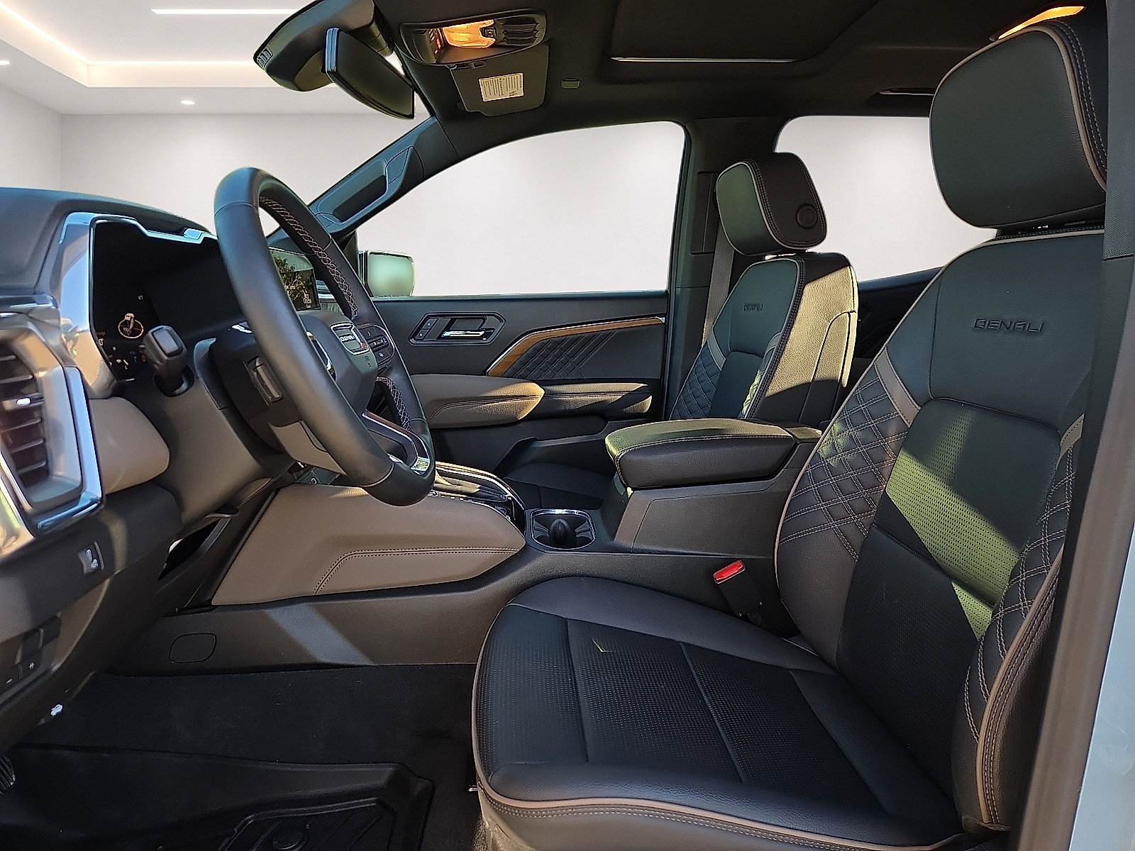 Used 2025 GMC Canyon Denali AWD/4WD image 14