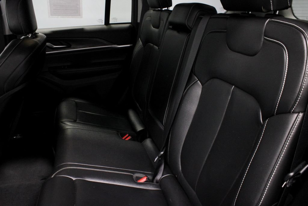 Used 2023 Jeep Grand Cherokee Limited w/ Black Appearance Package AWD/4WD image 21