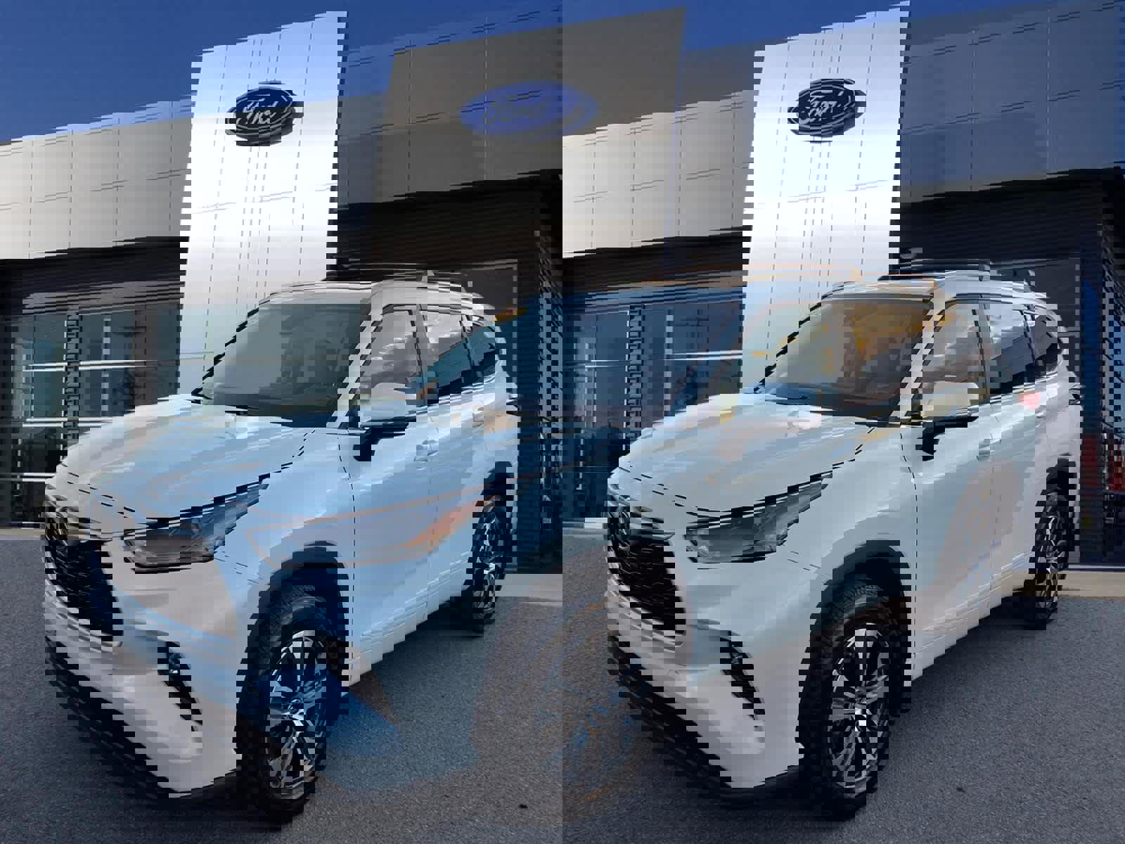 Used 2023 Toyota Highlander XLE image 4