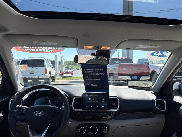 Used 2025 Hyundai Venue SEL FWD image 22