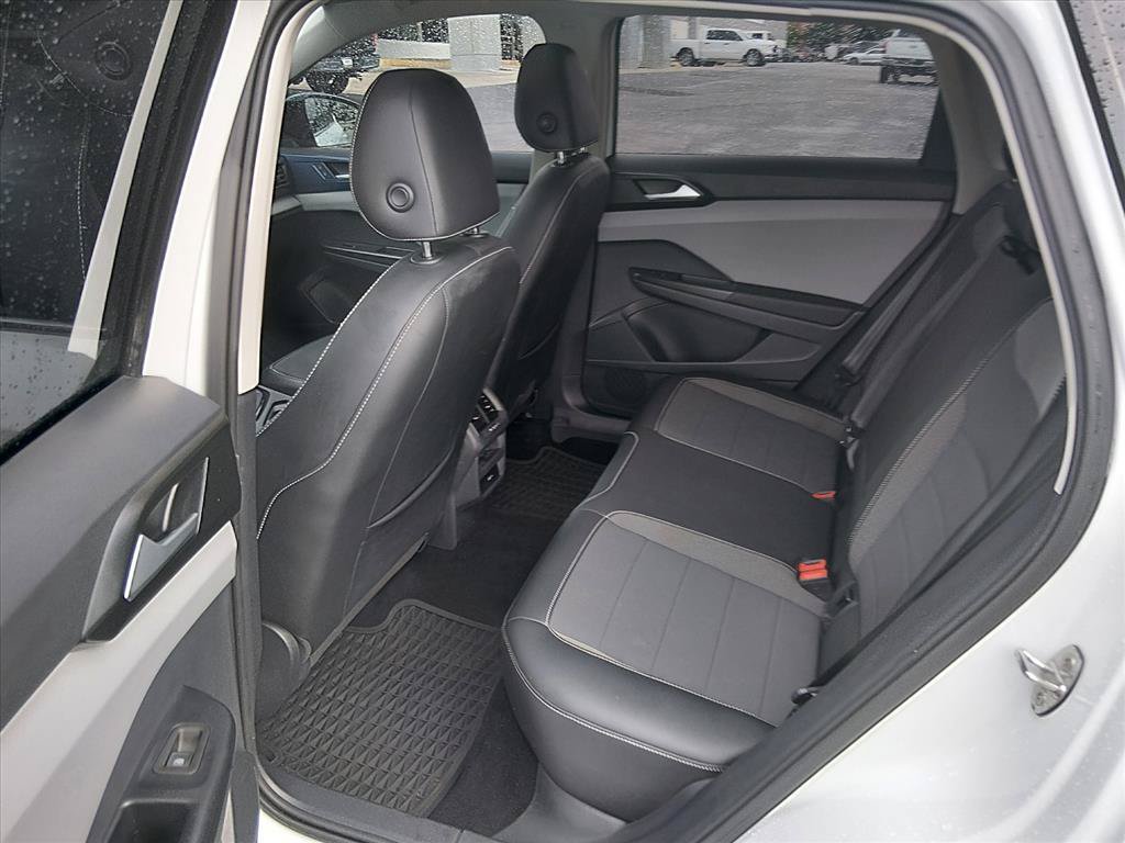 Used 2023 Volkswagen Taos SE w/ Panoramic Sunroof Package FWD image 15