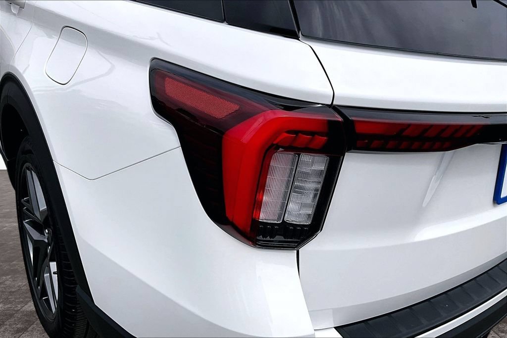 Certified 2025 Ford Explorer ST AWD/4WD image 32