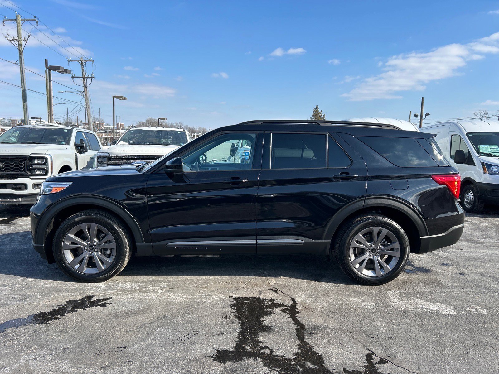 Certified 2022 Ford Explorer XLT w/ Equipment Group 202A image 4