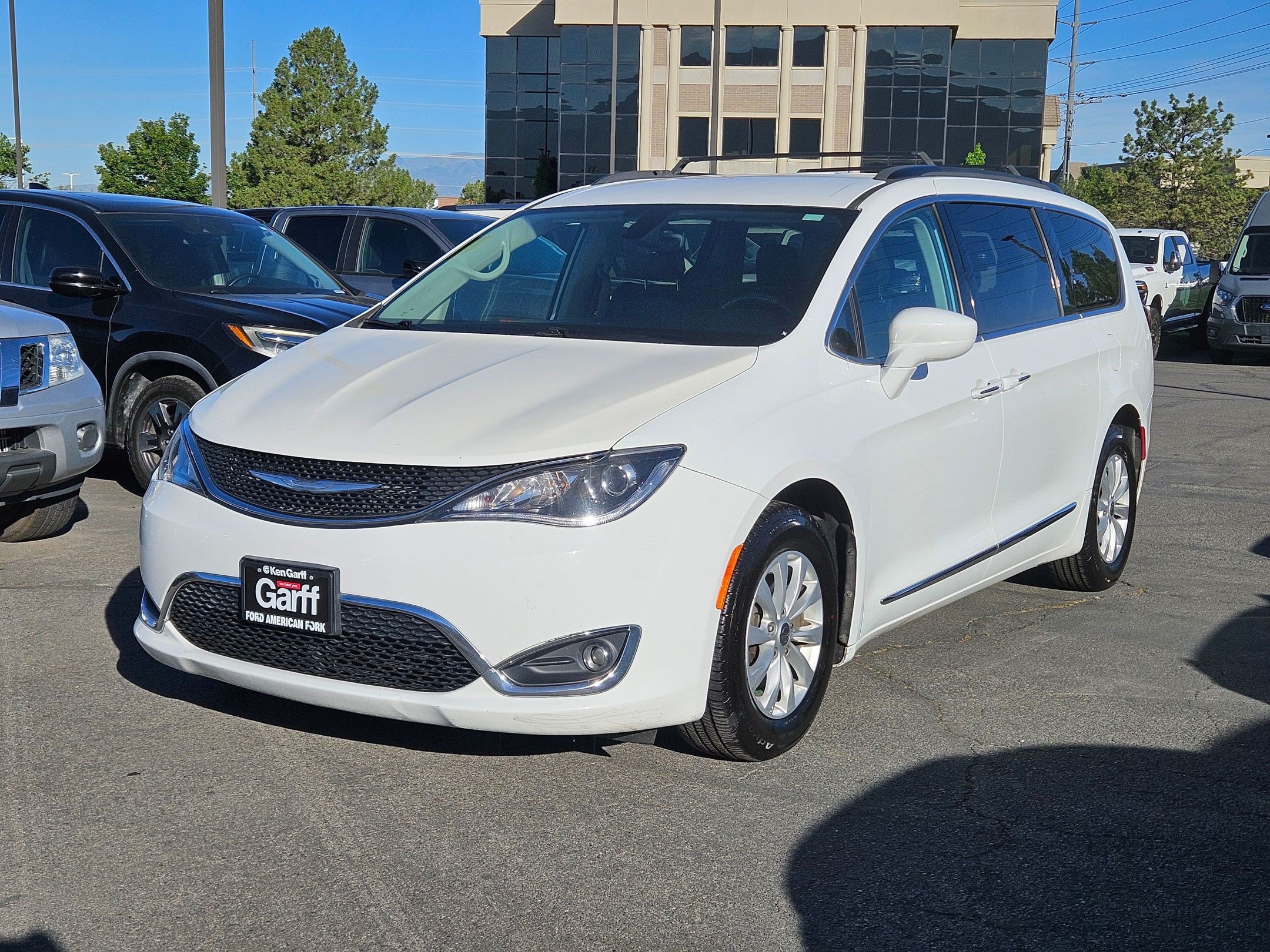 Used 2017 Chrysler Pacifica Touring-L FWD image 10