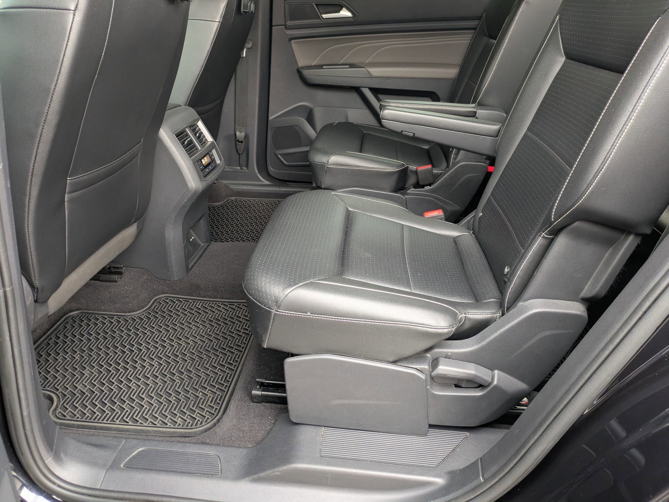Used 2022 Volkswagen Atlas SE w/ Black Wheel Package FWD image 26