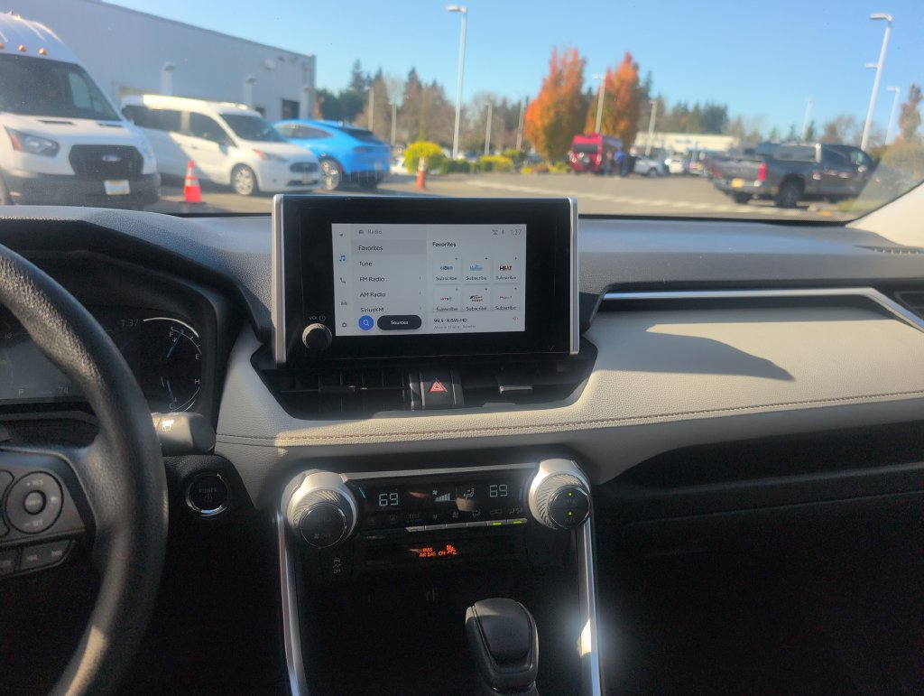 Used 2025 Toyota RAV4 XLE AWD/4WD image 24
