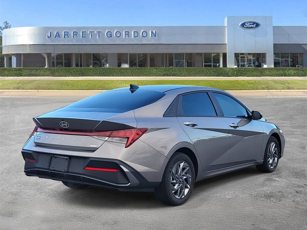 Used 2024 Hyundai Elantra Blue image 3