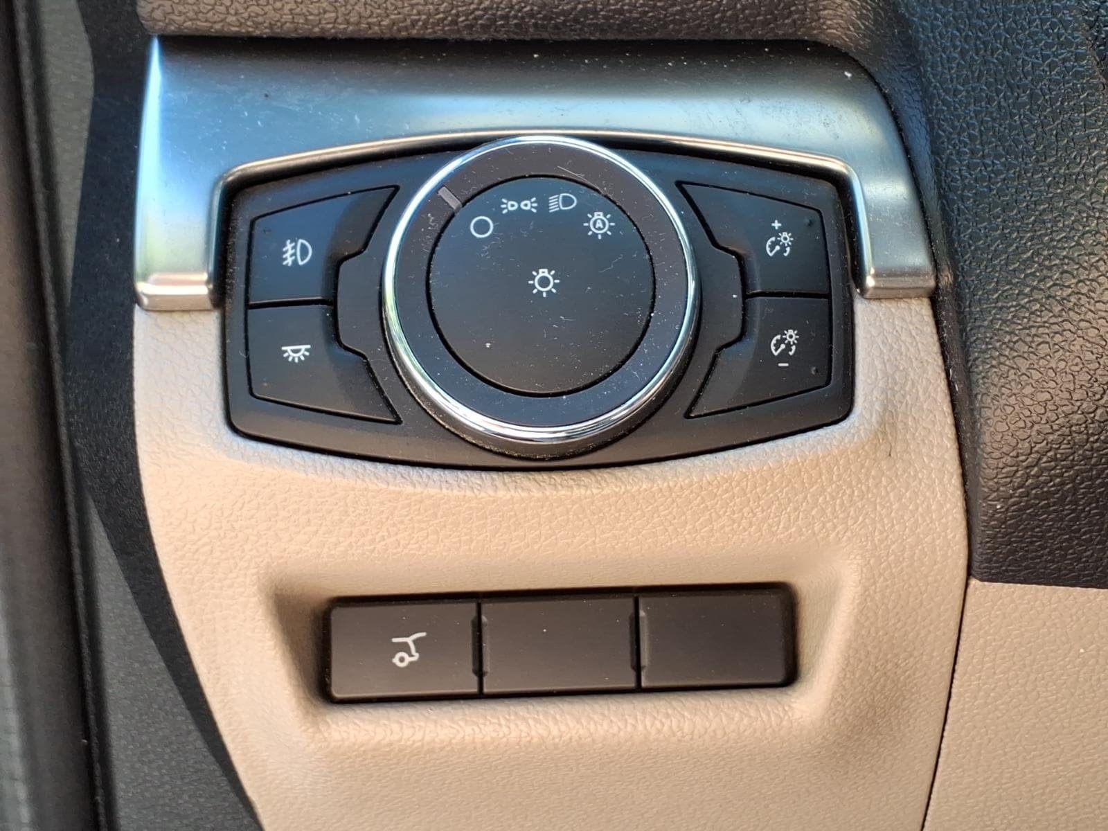 Certified 2018 Ford Explorer XLT w/ Equipment Group 202A AWD/4WD image 21