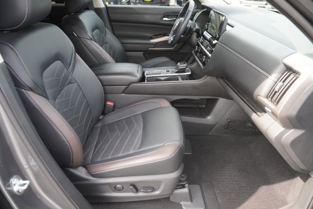 Used 2024 Nissan Pathfinder Platinum FWD image 19