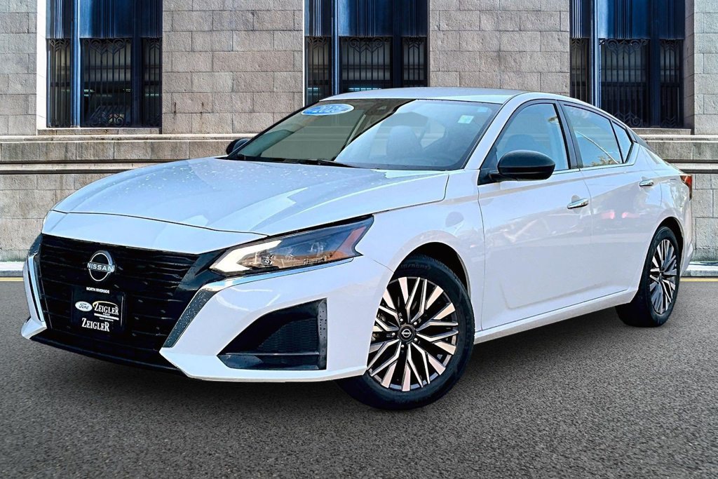 Used 2025 Nissan Altima 2.5 SV FWD image 2