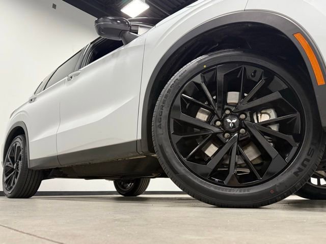 Used 2023 Mitsubishi Outlander SE Black Edition image 2
