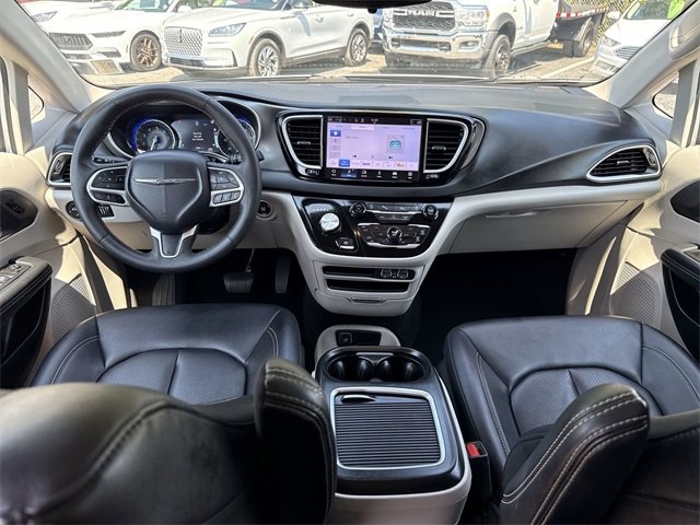 Used 2024 Chrysler Pacifica Touring-L image 14