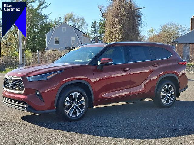 Used 2022 Toyota Highlander XLE AWD/4WD image 1